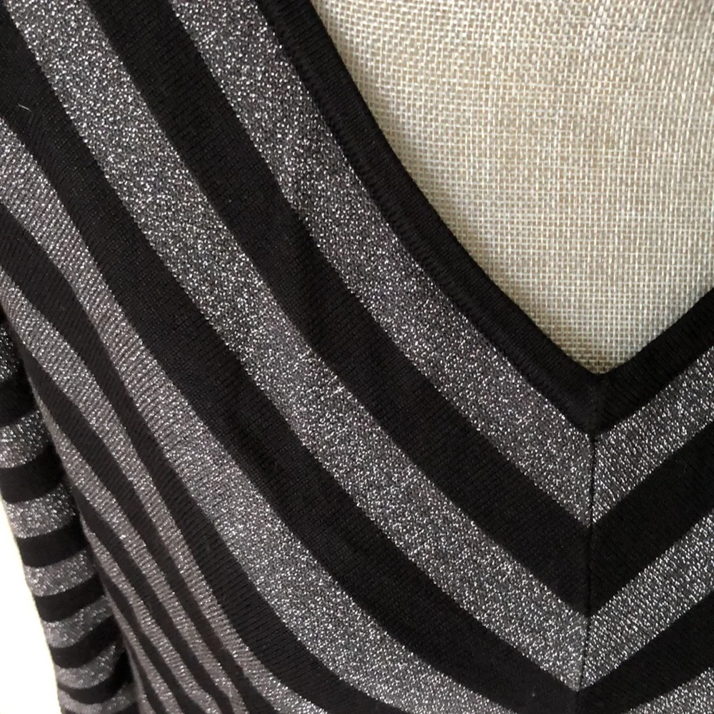 New Joan Vass women’s shimmer top. Size 2X. Black and metallic silver shimmer. - Picture 3 of 9
